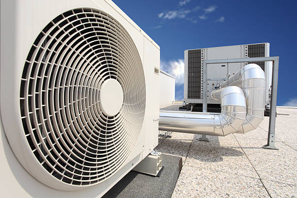 Commercial rooftop HVAC system with air conditioning units